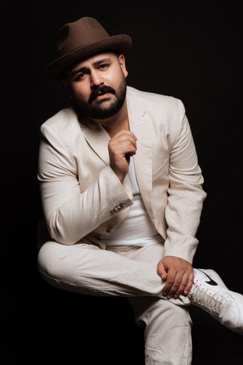 DJ SAM — Porträt in cremefarbenem Leinen-Anzug