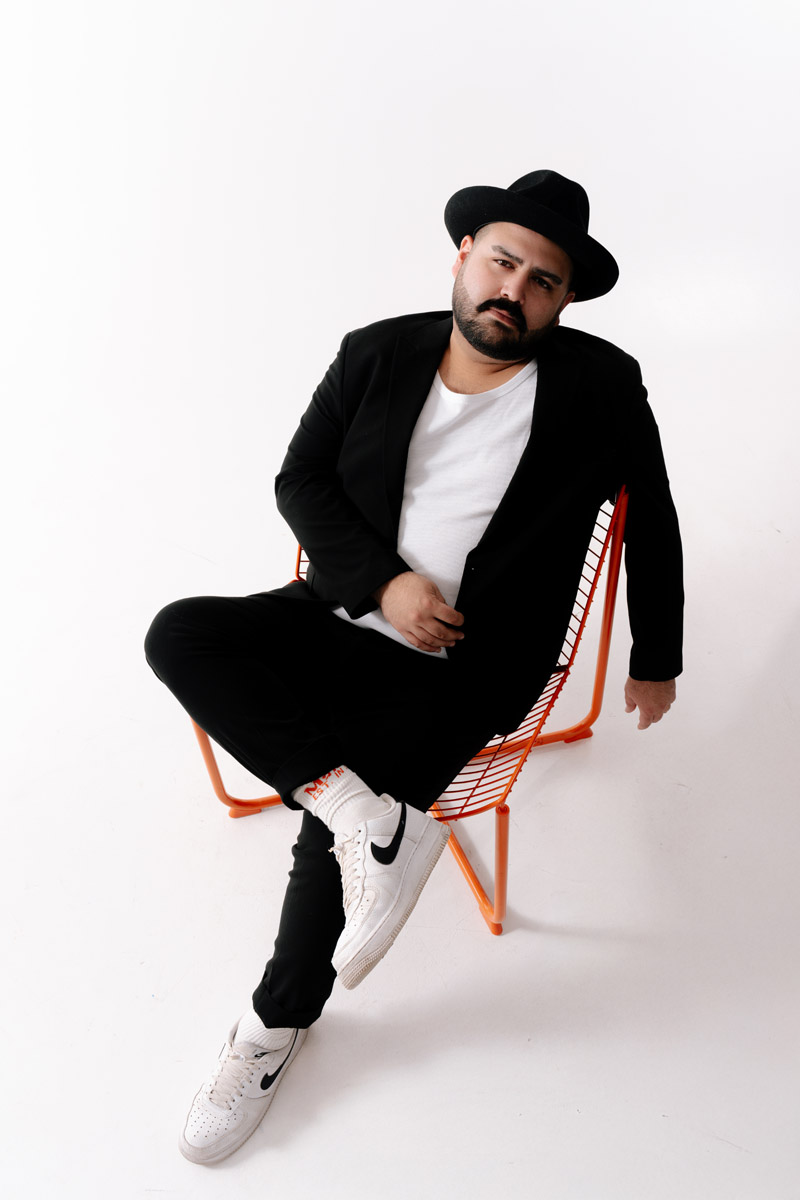 DJ SAM — Porträt sitzend, urbaner Look
